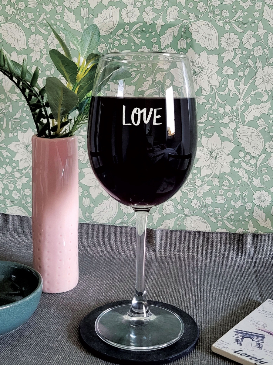 The pink magnet Love - Engraved Wine Glass